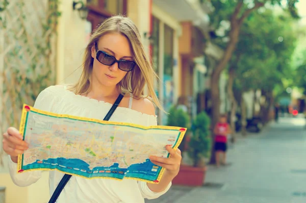 Kvinna med karta på gatan. Plats för din text. — Stockfoto