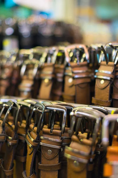 Colección de cinturones de cuero en la tienda . — Foto de Stock