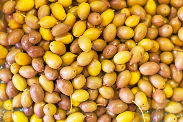 Freshly marinated olives at the market. — Stock Photo, Image