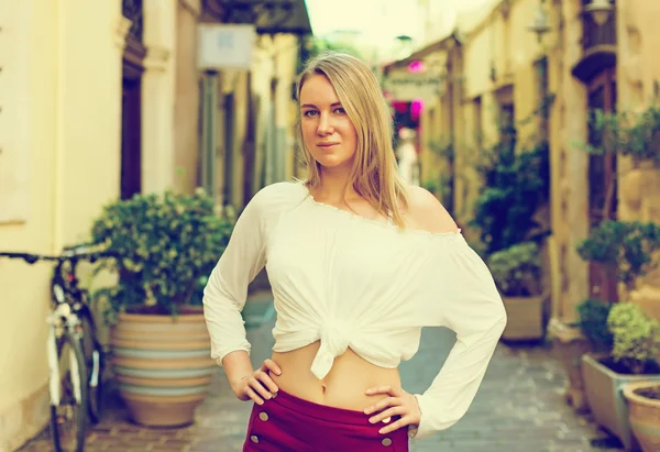 Una mujer bonita posando en la calle. Lugar para el texto . — Foto de Stock