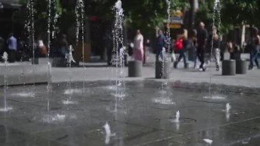 Şehir meydanındaki modern su çeşmeleri.