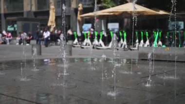 Şehir meydanındaki modern su çeşmeleri.
