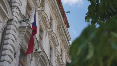 Çek Cumhuriyeti 'nin ulusal bayrağı Prag' daki bir binada.