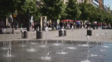 Şehir meydanındaki modern su çeşmeleri.