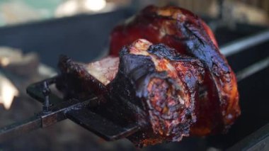 Geleneksel domuz jambonu ateşte kızartılıyor..