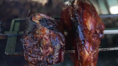 Geleneksel domuz jambonu ateşte kızartılıyor..