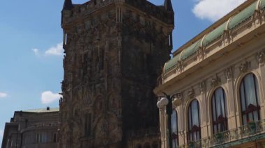 Prag 'daki tarihi Toz Kulesi kapısı..