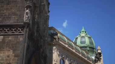 Prag 'daki tarihi Toz Kulesi kapısı..