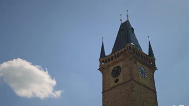 Prag şehrindeki eski belediye kulesi.