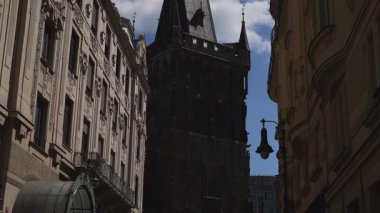 Prag 'daki tarihi Toz Kulesi kapısı..