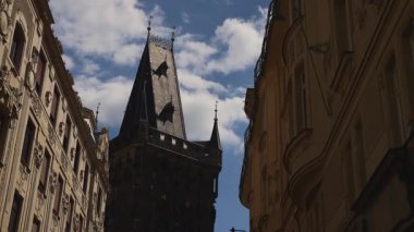 Prag 'daki tarihi Toz Kulesi kapısı..