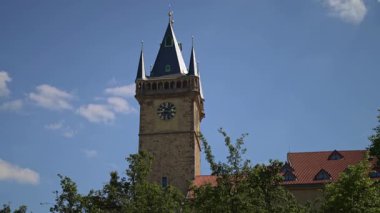 Prag şehrindeki eski belediye kulesi.