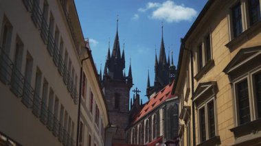 Prag şehrindeki Gotik Tyn Kilise kuleleri.