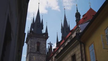 Prag şehrindeki Gotik Tyn Kilise kuleleri.
