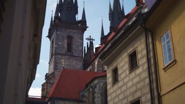 Prag şehrindeki Gotik Tyn Kilise kuleleri.