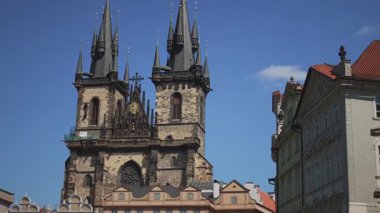Prag şehrindeki Gotik Tyn Kilise kuleleri.