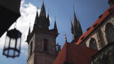 Prag şehrindeki Gotik Tyn Kilise kuleleri.