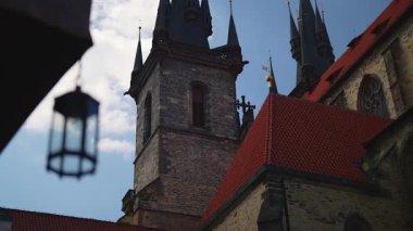 Prag şehrindeki Gotik Tyn Kilise kuleleri.