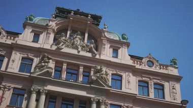 Prag 'da tarihi mimari ve klasik yapı cepheleri.