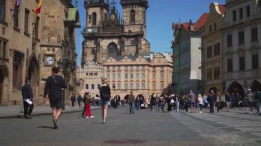Prag, Çek Cumhuriyeti - 12.05.2025: Old Town Square 'de turistler.