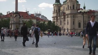 Prag, Çek Cumhuriyeti - 12.05.2025: Old Town Square 'de turistler.