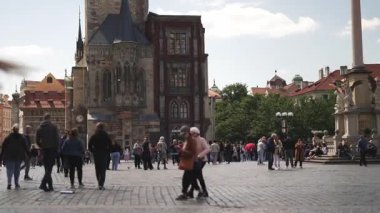 Prag, Çek Cumhuriyeti - 12.05.2025: Old Town Square 'de turistler.