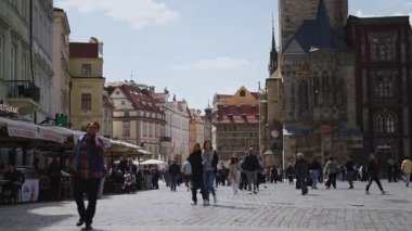 Prag, Çek Cumhuriyeti - 12.05.2025: Old Town Square 'de turistler.