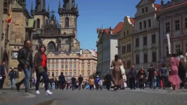 Prag, Çek Cumhuriyeti - 12.05.2025: Old Town Square 'de turistler.