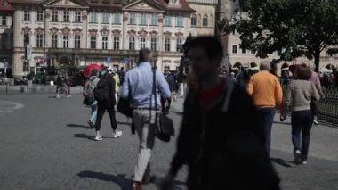 Prag, Çek Cumhuriyeti - 12.05.2025: Old Town Square 'de turistler.
