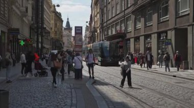 Prag, Çek Cumhuriyeti - 12.05.2025: Tramvaylar ve Eski Şehir halkı.
