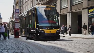 Prag, Çek Cumhuriyeti - 12.05.2025: Tramvaylar ve Eski Şehir halkı.