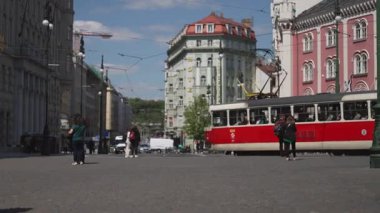 Prag, Çek Cumhuriyeti - 12.05.2025: Tramvaylar ve Eski Şehir halkı.