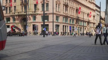 Prag, Çek Cumhuriyeti - 12.05.2025: Tramvaylar ve Eski Şehir halkı.