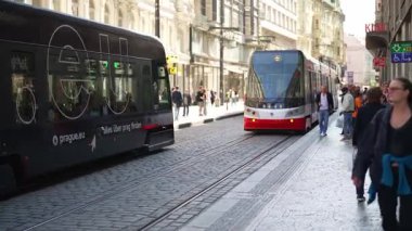 Prag, Çek Cumhuriyeti - 12.05.2025: Tramvaylar ve Eski Şehir halkı.