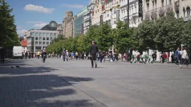 Prag, Çek Cumhuriyeti - 12.05.2025: Tarihi Eski Kentte sokak.