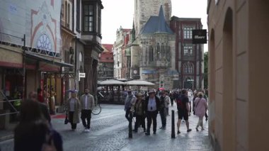 Prag, Çek Cumhuriyeti - 12.05.2025: Old Town Square 'de turistler.