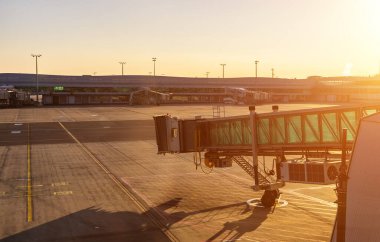 Yolcu köprüsü modern bir uluslararası havaalanının terminal kapısında..