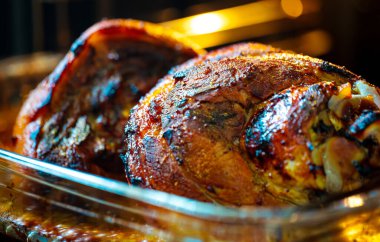 Kızarmış domuz budu ve çıtır çıtır altın ten..