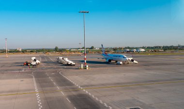 Prag, Çek Cumhuriyeti - 13.05.2025: Vaclav Havel Havaalanı 'ndaki Smartwings uçağı.