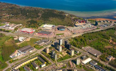 Tallinn, Estonya - 13.05.2025: Unibet Arena, Bauhaus ve Rocca al Mare merkezli alışveriş bölgesi.