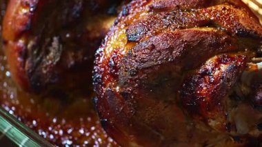 Kızarmış domuz budu ve çıtır çıtır altın ten..