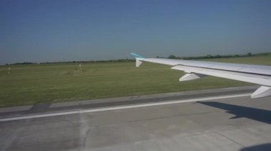 Prag, Çek Cumhuriyeti - 13.05.2025: Vaclav Havel Havalimanı 'ndan kalkış sırasında uçak.