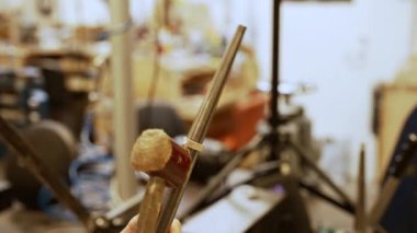 Kuyumcu, gümüş halkayı çiğ çekiçle şekillendiriyor..