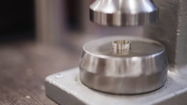 Profesyonel hidrolik pres makinesi gümüş mücevher yüzüğü..