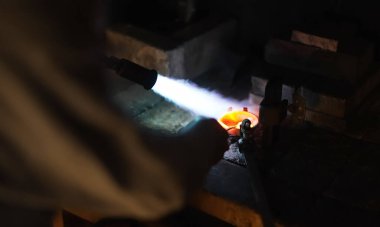 Profesyonel kuyumcu, değerli metali gaz lambasıyla eritiyor..