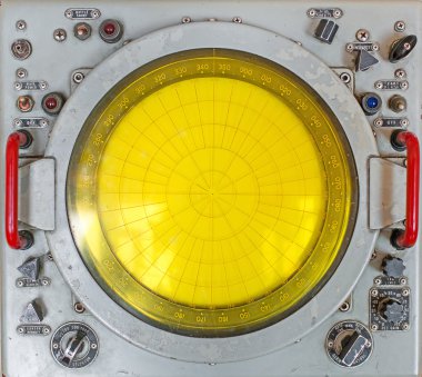 Bölüm eski yuvarlak radar istasyonu.