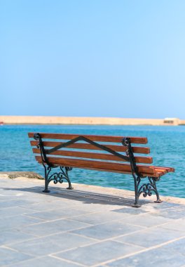 Denizin önündeki ahşap bank..