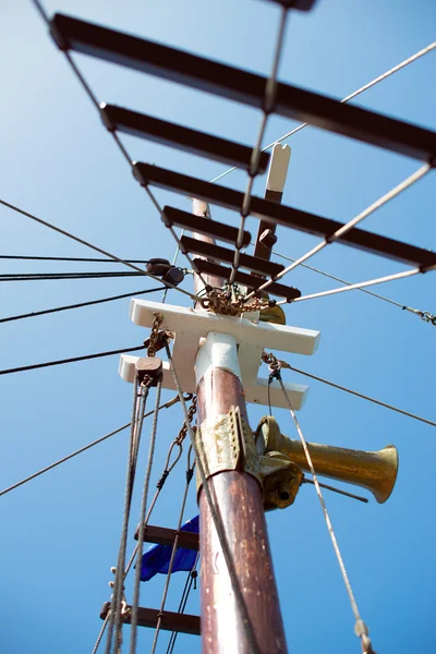 Mast und Takelage auf dem alten Schiff. — Stockfoto