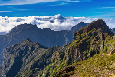 Pico do Arieiro zirvesinden nefes kesici dağ manzarası.