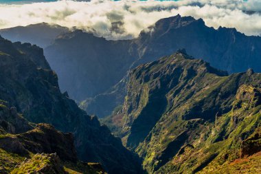Pico do Arieiro zirvesinden nefes kesici dağ manzarası.